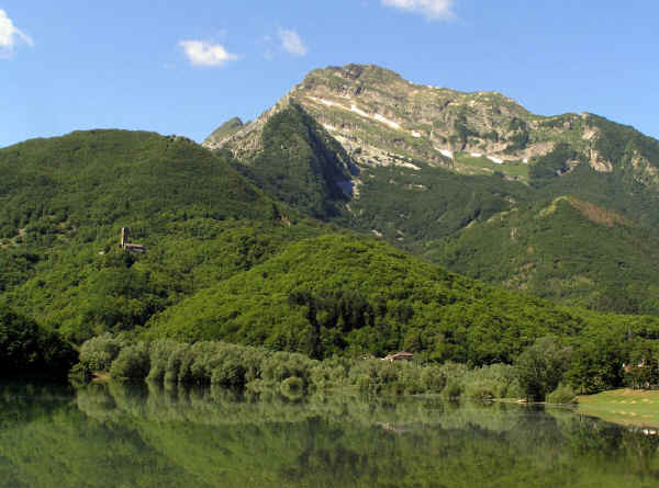 Il Monte Pisanino visto dalle rive del lago di Gramolazzo