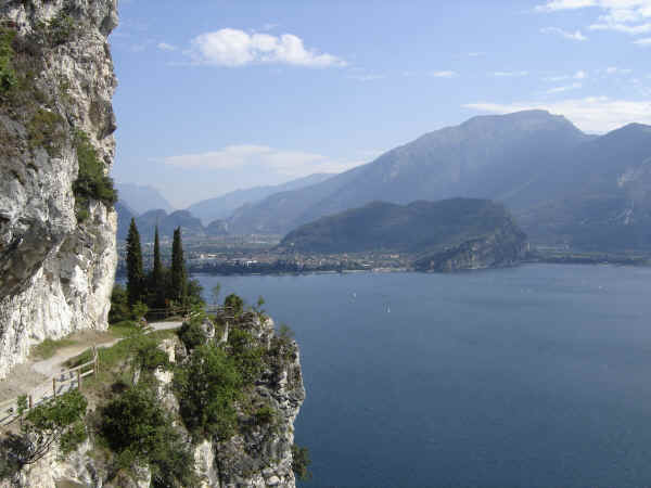 Vista del Monte Brione dal versante ovest del Lago di Garda